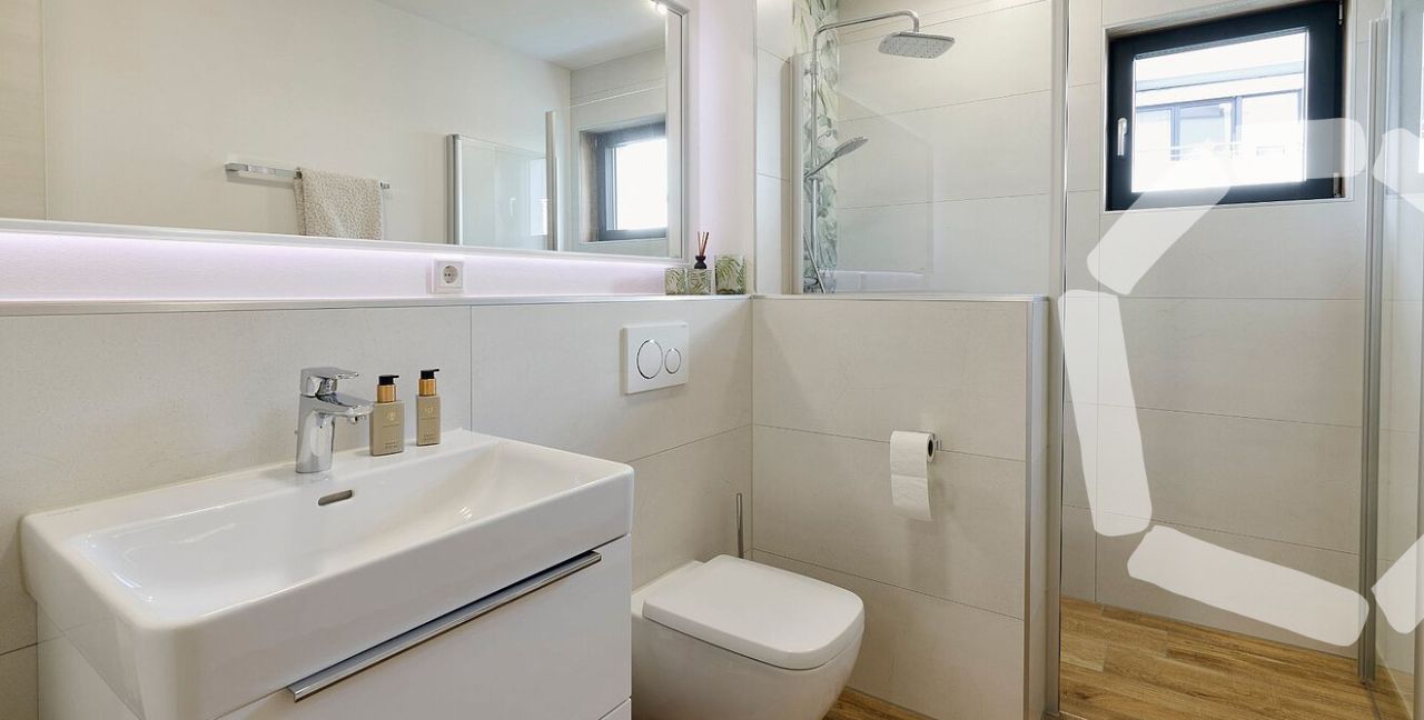 Badezimmer mit Waschbecken und Fenster – Sanierung und Modernisierung durch das Aischtaler Bauzentrum